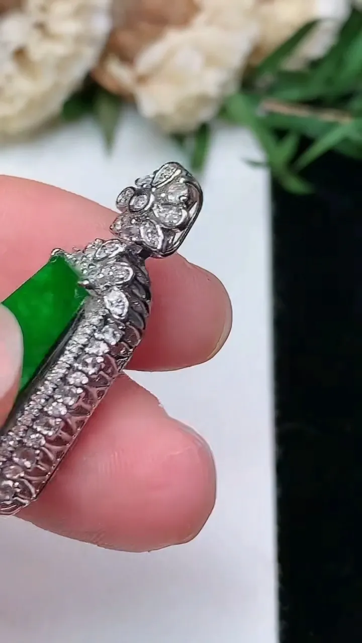 天然A货翡翠无事牌吊坠，尺寸29.7-15.6-8.6裸石14.6-10.5，重量:4.41g
1月23日