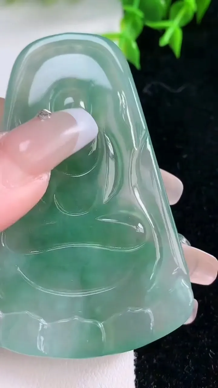 天然A货翡翠大日如来吊坠，尺寸66-42.4-5.8，重量:33.34g
1月23日