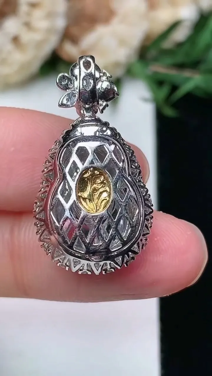 天然A货翡翠葫芦吊坠，尺寸28-14.7-9.8，裸石14.5-9.8，重量:4.46g
1月23日