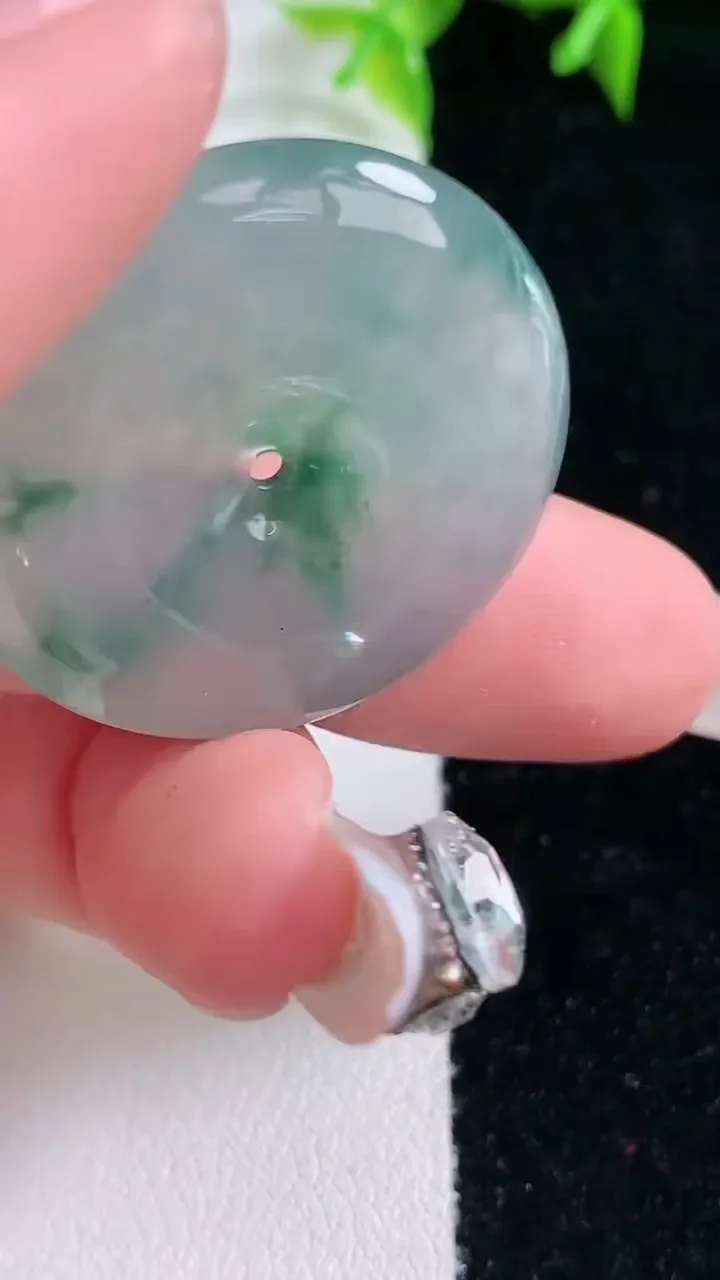 天然A货翡翠种飘花平安扣吊坠，尺寸29.6-5.6，重量:10.27g
1月23日