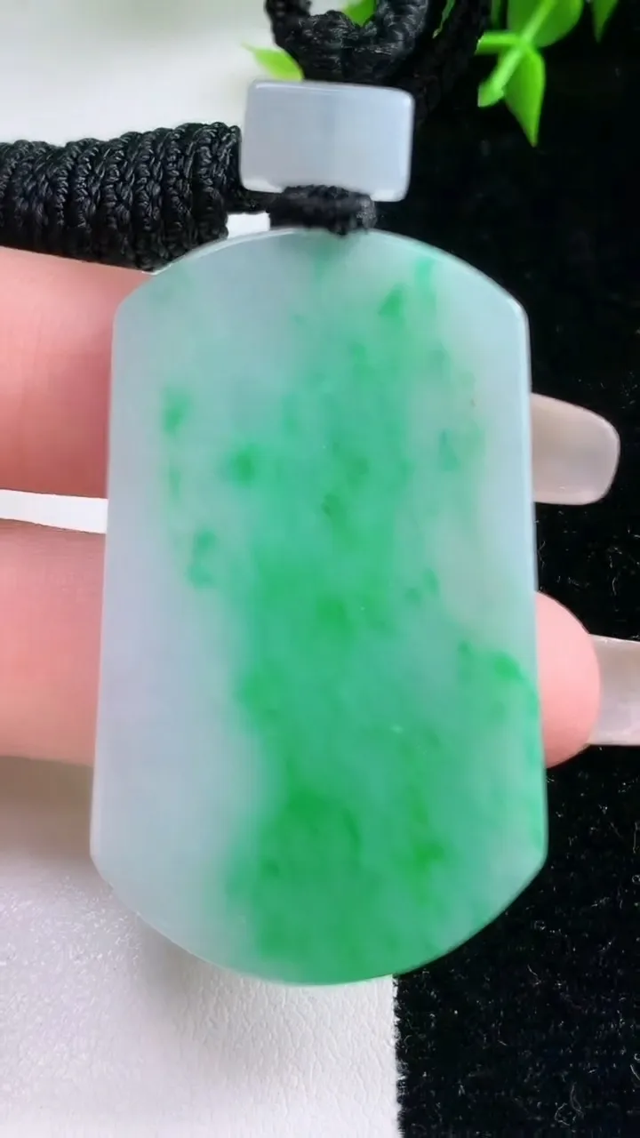 天然A货翡翠无事牌吊坠，尺寸47.5-28.2-3.5，重量:18.86g
1月23日