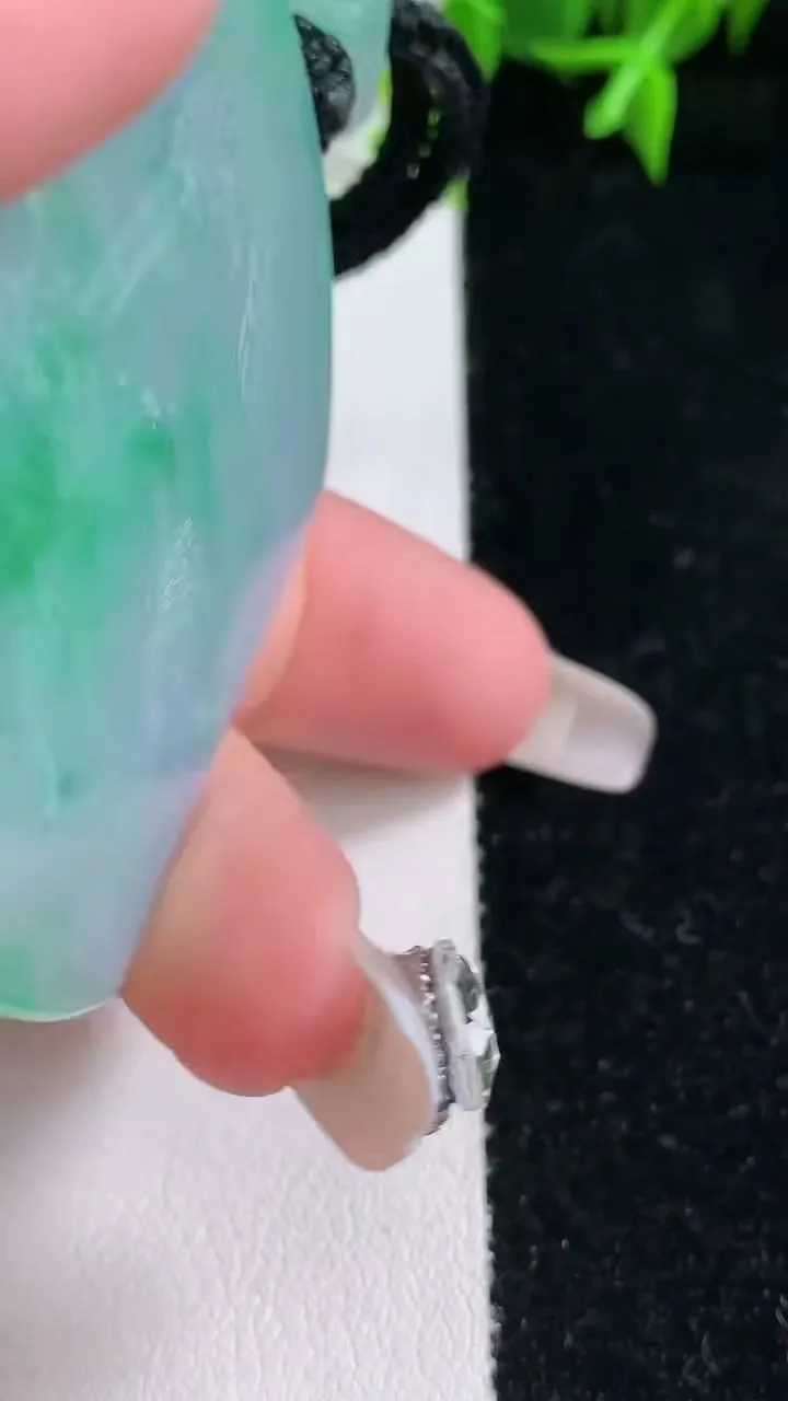 天然A货翡翠山水牌吊坠，尺寸52-40.6-5.4，重量:35.27g
1月23日