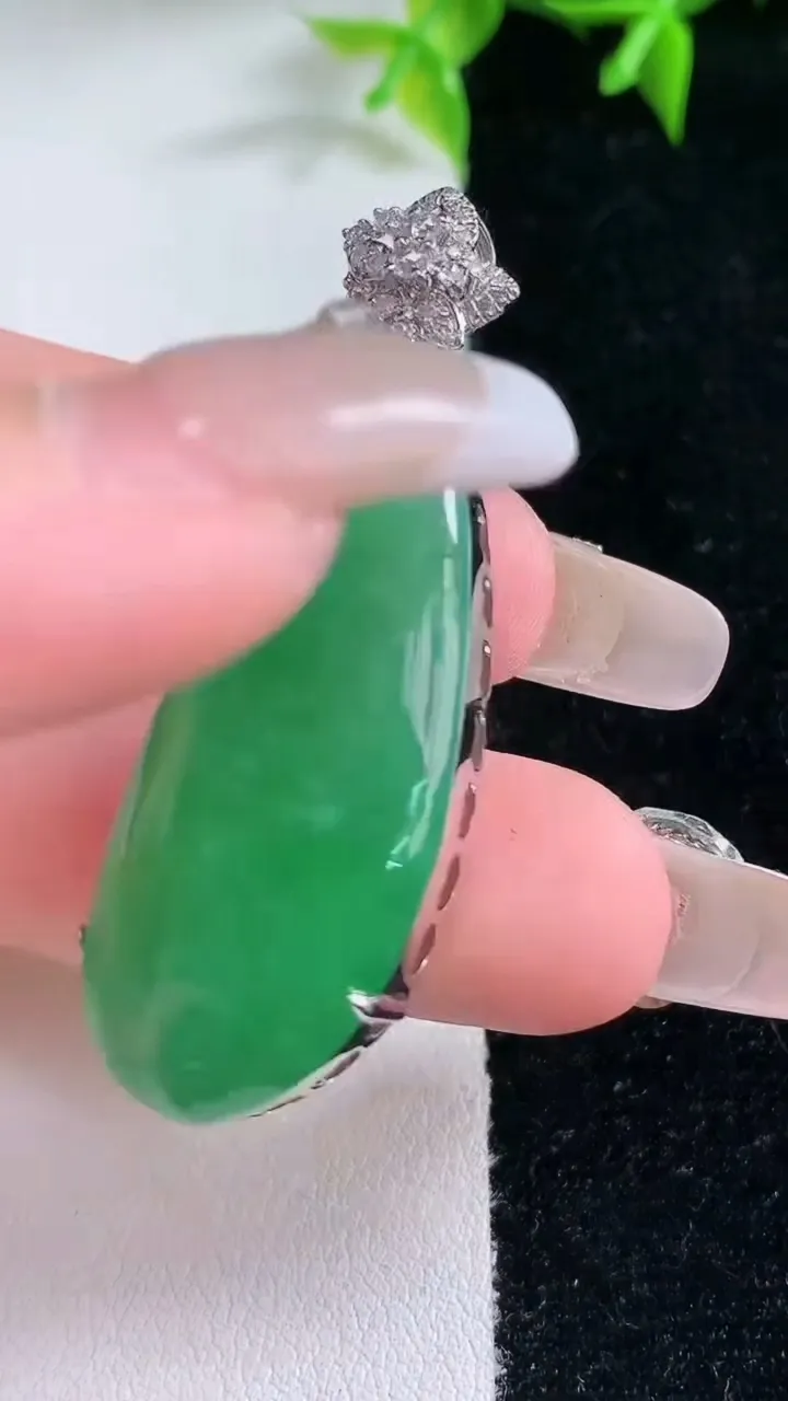 天然A货翡翠福瓜吊坠，尺寸37.5-16-9，重量:9.58g
1月23日