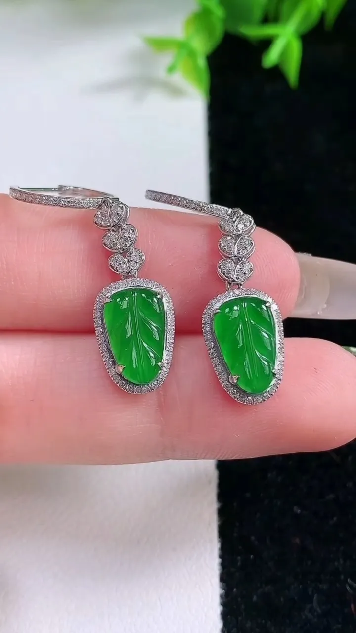 天然A货翡翠金枝玉叶 叶子吊坠，尺寸10-6.3-4，重量:2.67g
1月23日