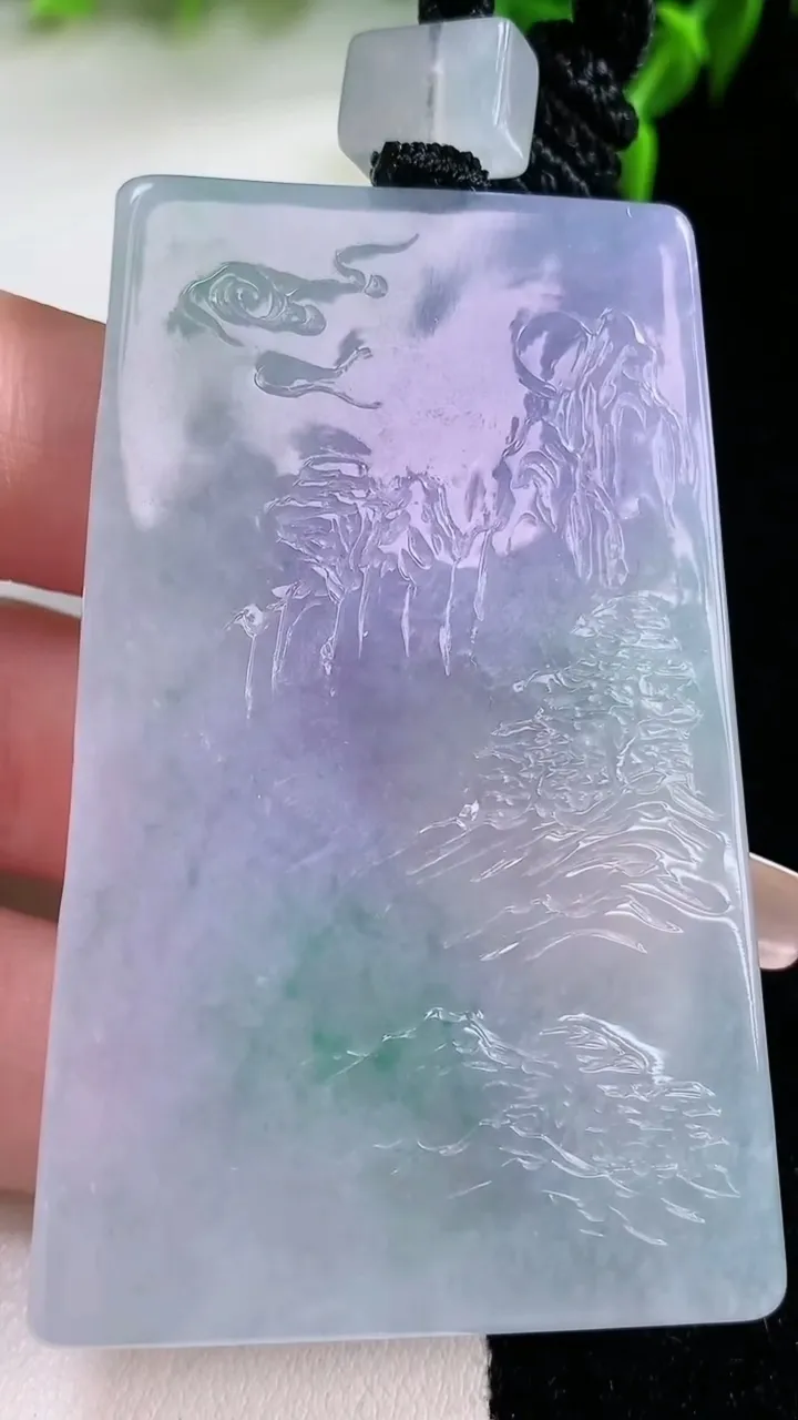 天然A货翡翠春带彩紫罗兰山水牌吊坠，尺寸64.2-39.3-5.2，重量:46.21g
1月23日