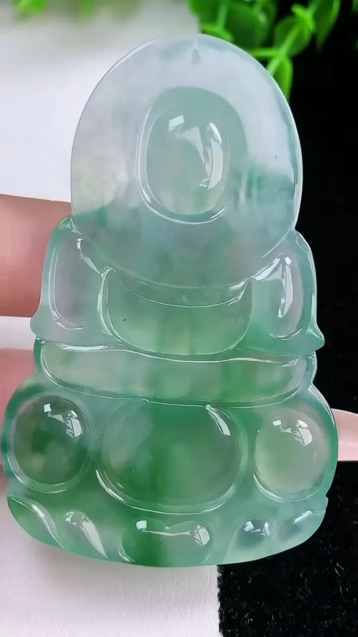 天然A货翡翠观音菩萨吊坠，尺寸68-42.6-4.8，重量:28.00g
1月23日