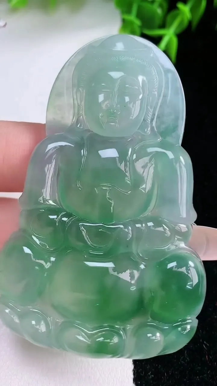 天然A货翡翠观音菩萨吊坠，尺寸68-42.6-4.8，重量:28.00g
1月23日