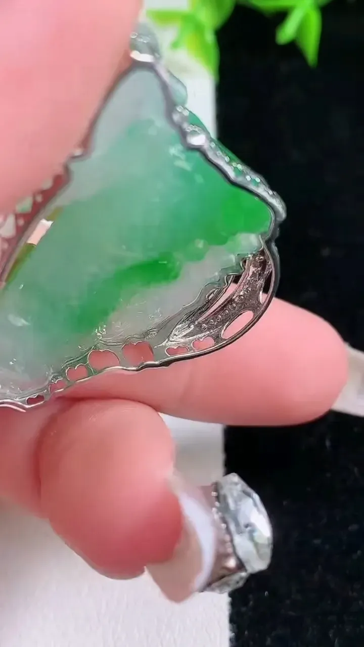 天然A货翡翠麒麟吊坠，尺寸23.8-37.5-6.4，重量:11.47g
1月23日