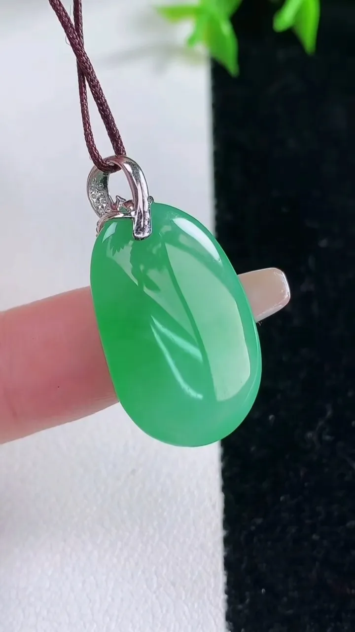 天然A货翡翠福瓜吊坠，尺寸23.7-15-4.8，重量:4.20g
1月23日