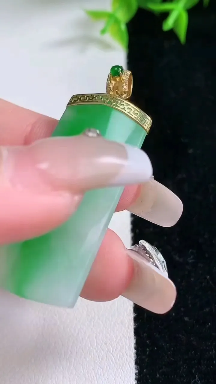 天然A货翡翠无事牌吊坠，尺寸38.5-17.6-4，重量:8.14g
1月23日