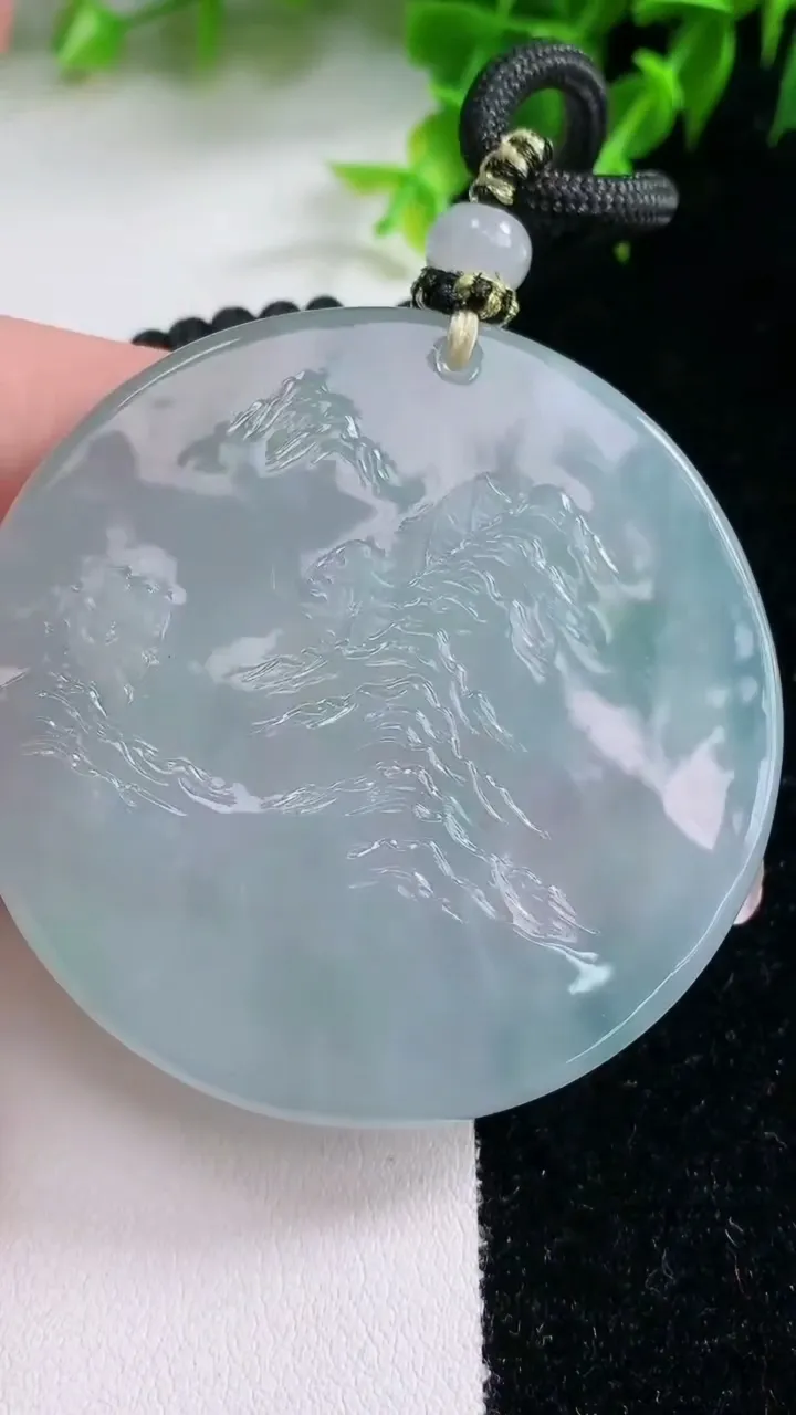 天然A货翡翠山水牌吊坠，尺寸54-5，重量:41.87g
1月23日