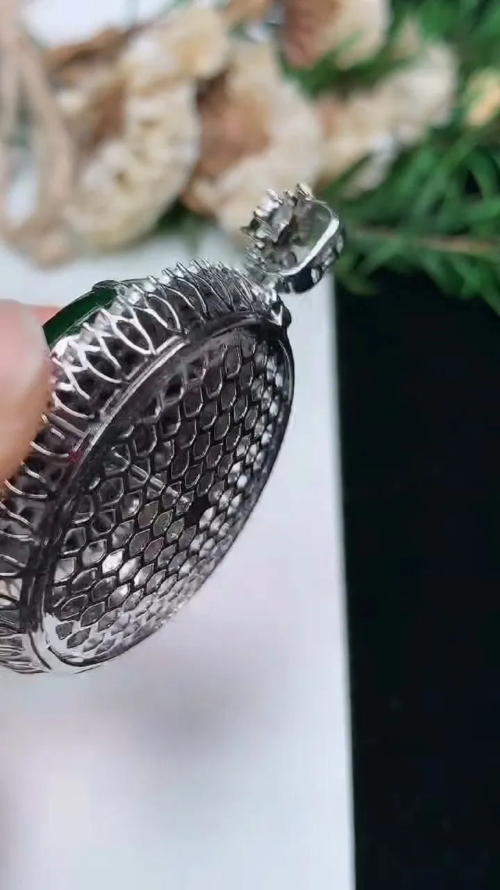 天然A货翡翠无事牌吊坠，尺寸42.6-33.4-11.5，裸石28-2.4，重量:12.52g
1月23日