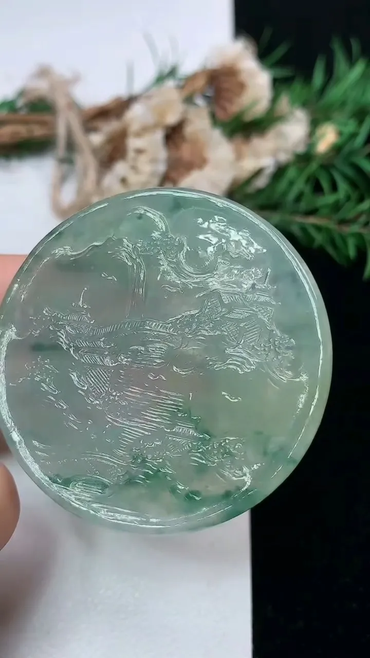 天然A货翡翠双彩山水牌吊坠，尺寸48.3-6，重量:33.34g
1月23日