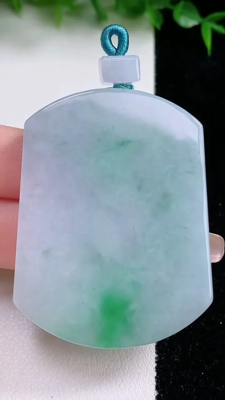 天然A货翡翠无事牌吊坠，尺寸52.6-39.8-5.5，重量:36.52g
1月23日