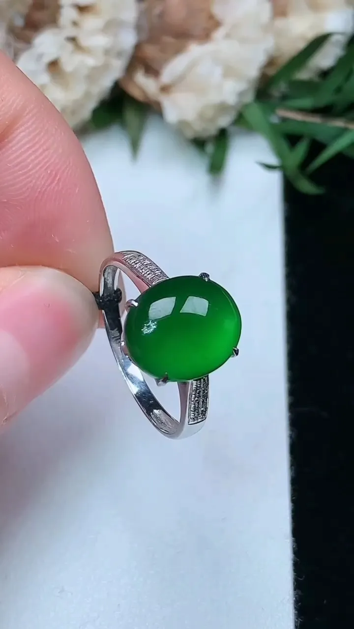 天然A货翡翠蛋面戒指，尺寸16.7-10.7-8.9，重量:1.75g2026年1月23日
工厂直销