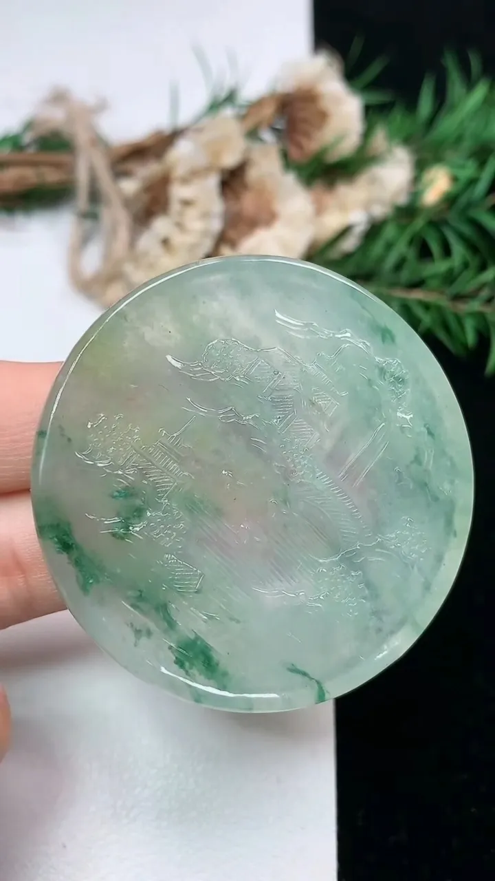 天然A货翡翠双彩山水牌吊坠，尺寸48.3-6，重量:33.34g
1月23日