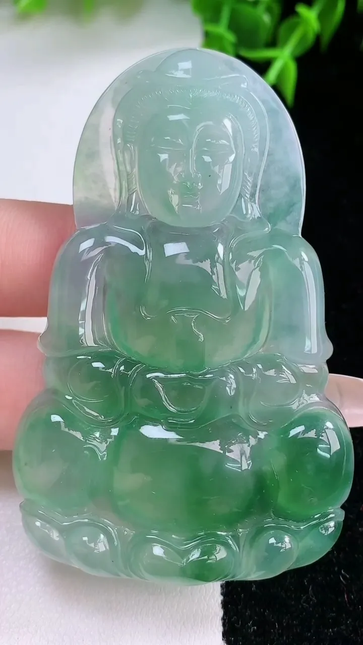 天然A货翡翠观音菩萨吊坠，尺寸68-42.6-4.8，重量:28.00g
1月23日