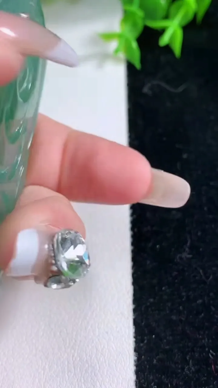 天然A货翡翠大日如来吊坠，尺寸66-42.4-5.8，重量:33.34g
1月23日