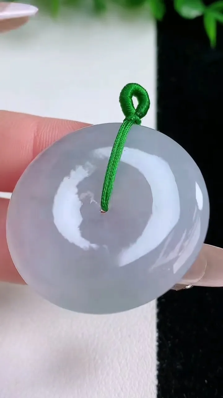 天然A货翡翠平安扣吊坠，尺寸35.2-5，重量:14.17g
1月23日