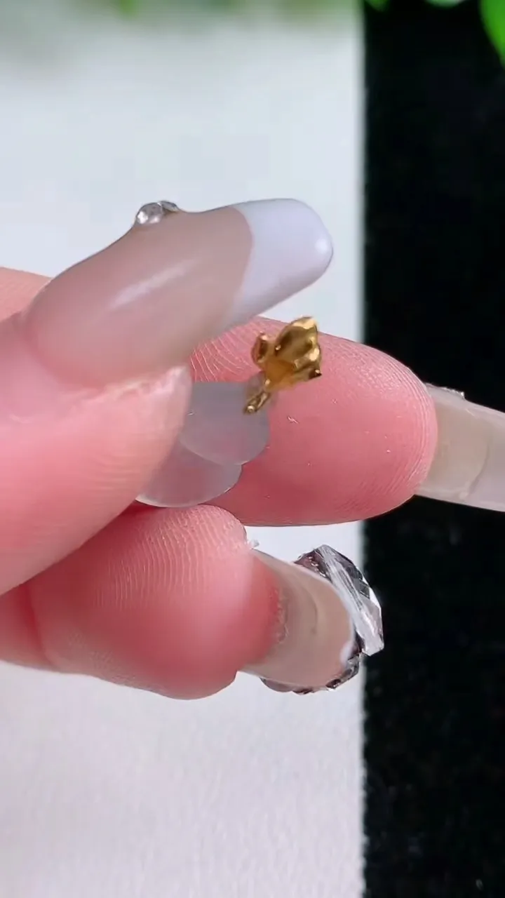 天然A货翡翠种飘花葫芦吊坠，尺寸13.3-10-4，重量:0.87g
1月23日