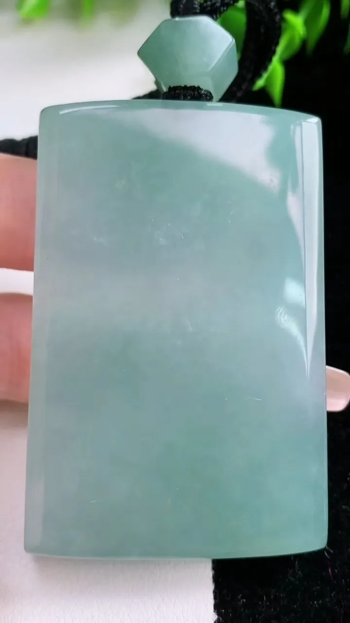 天然A货翡翠无事牌吊坠，尺寸62.4-40.5-8.4，重量:78.51g
1月23日