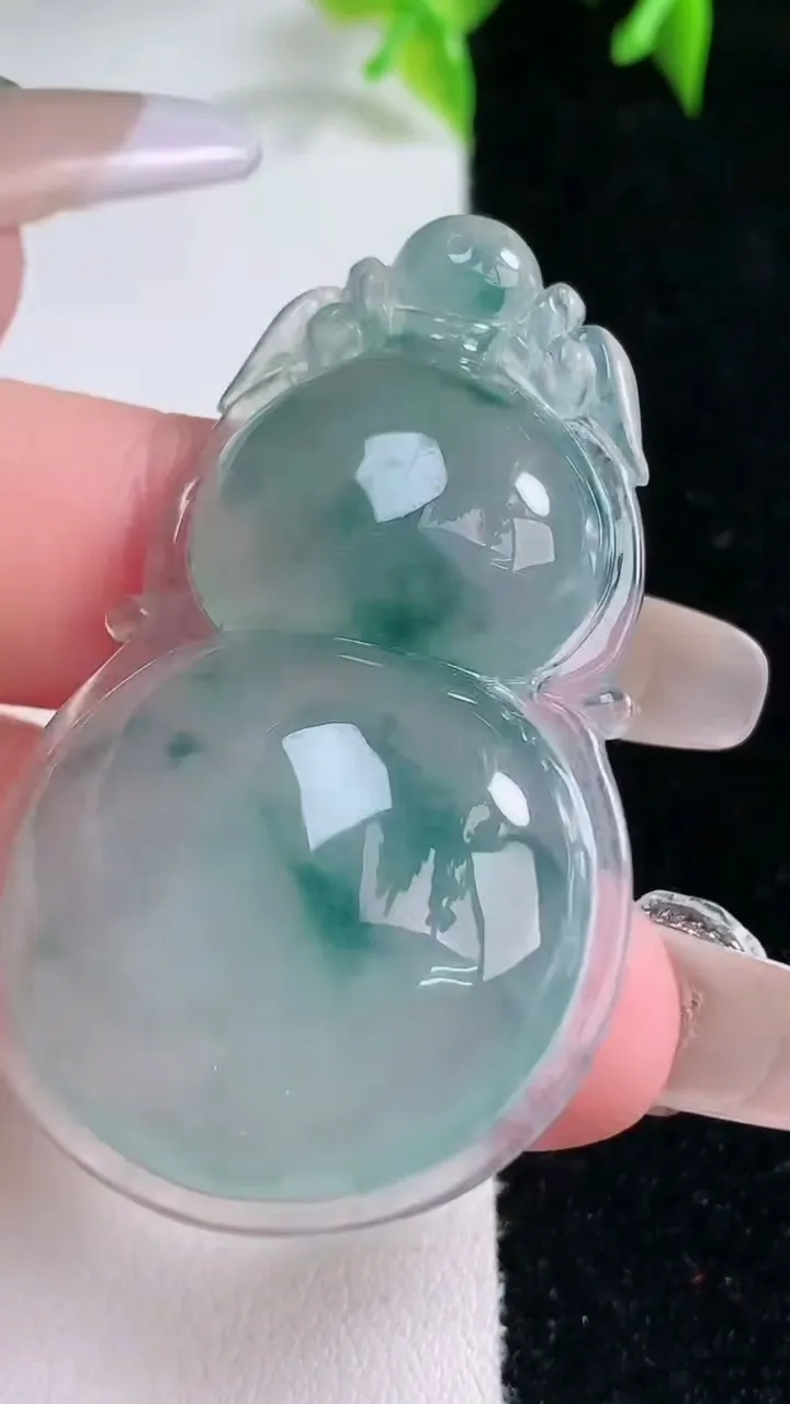 天然A货翡翠种飘花葫芦吊坠，，尺寸48.6-29.5-7.2，重量:23.36g
1月23日