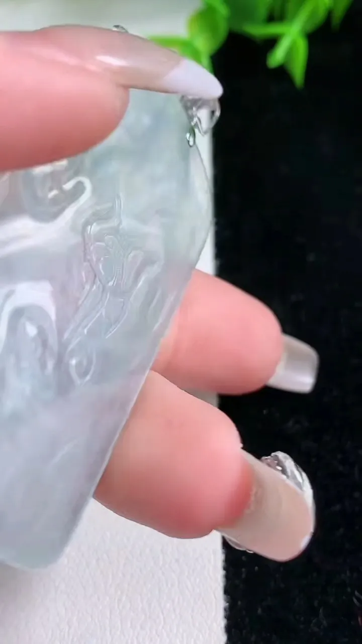 天然A货翡翠种白冰阿弥陀佛吊坠，尺寸58.4-33.6-4，重量:18.51g
1月23日