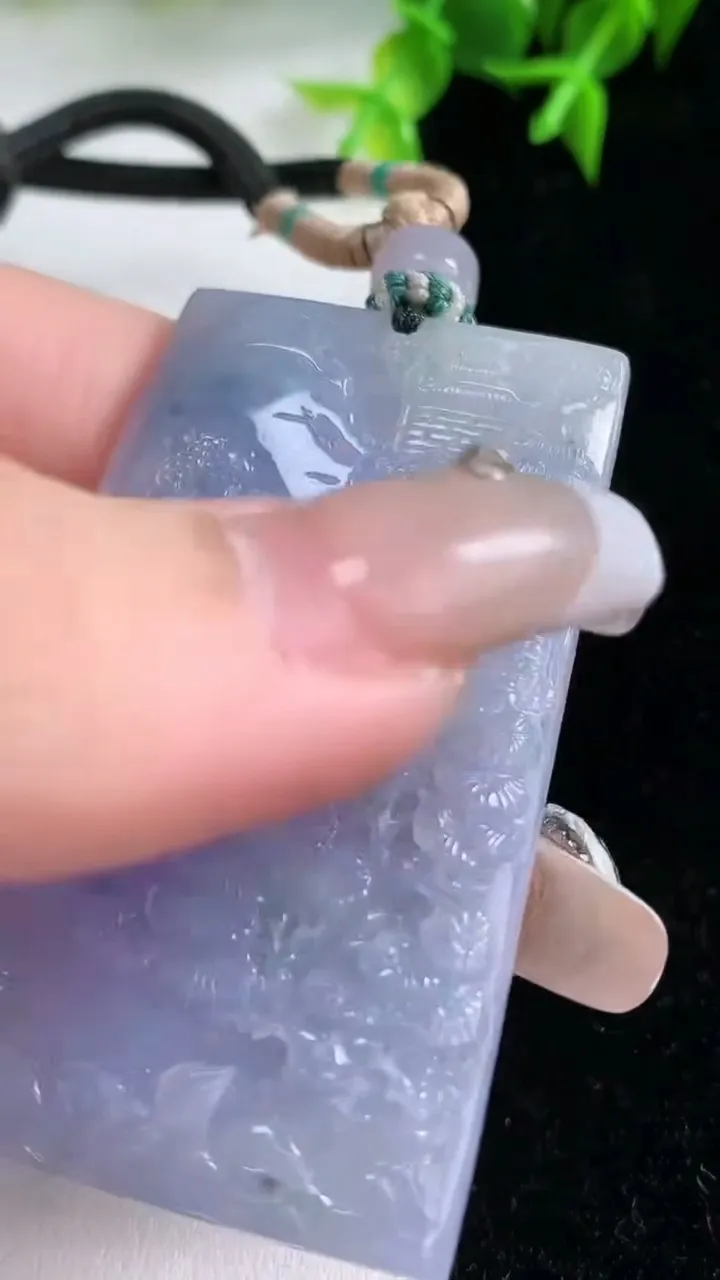 天然A货翡翠紫罗兰飘花山水牌吊坠，尺寸55.5-33-5.7，重量:33.62g
1月23日