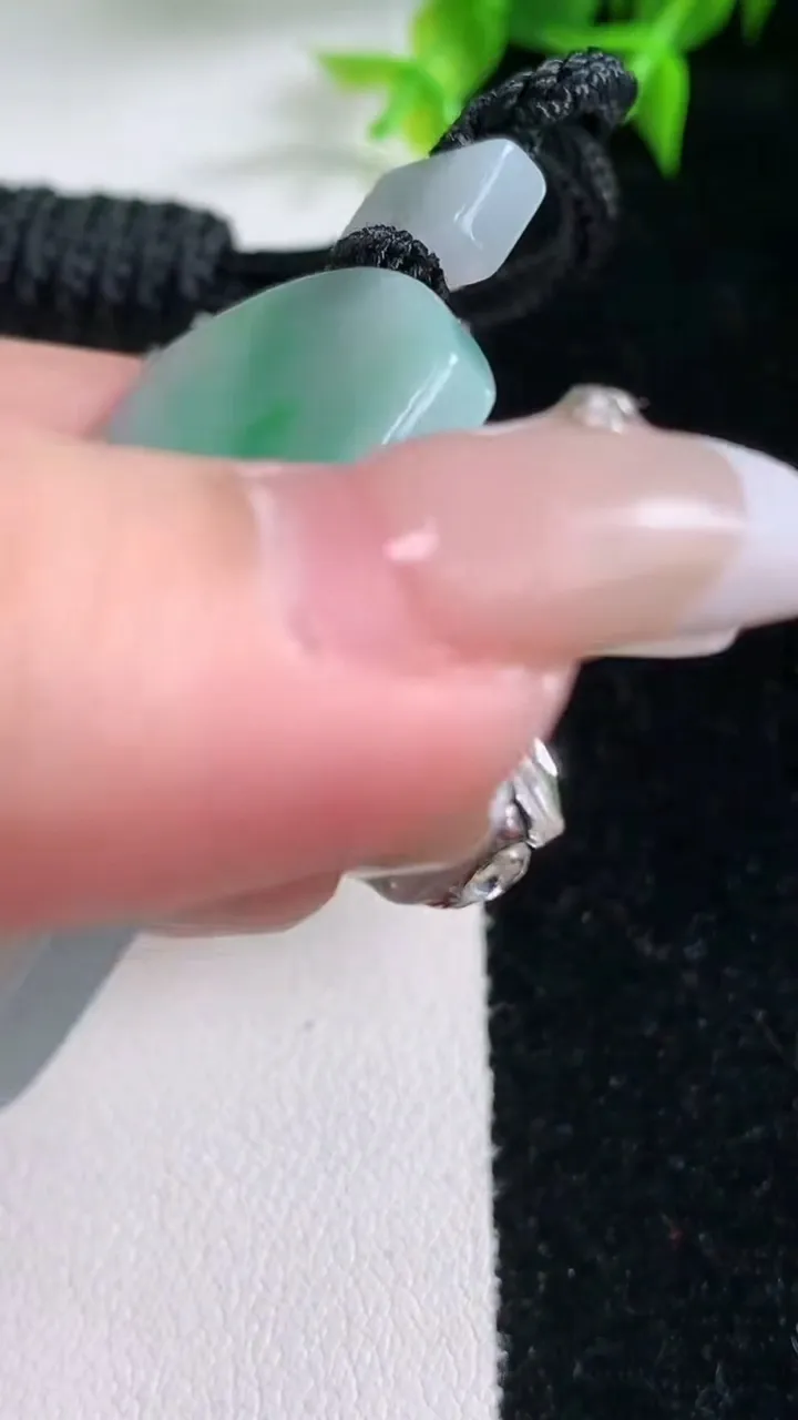 天然A货翡翠无事牌吊坠，尺寸47.5-28.2-3.5，重量:18.86g
1月23日