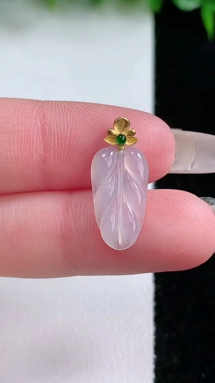 天然A货翡翠种白冰金枝玉叶 叶子吊坠，尺寸16.4-9-2，重量:0.77g
1月23日
