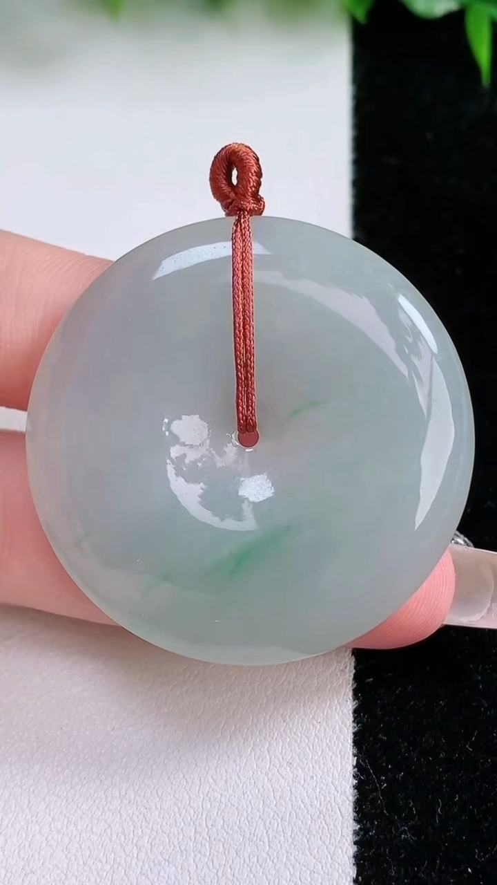 天然A货翡翠平安扣吊坠，尺寸40-5.7，重量:19.59g
1月23日