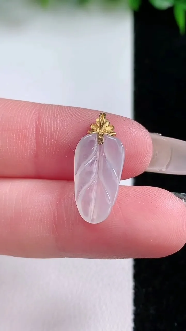 天然A货翡翠种白冰金枝玉叶 叶子吊坠，尺寸16.4-9-2，重量:0.77g
1月23日