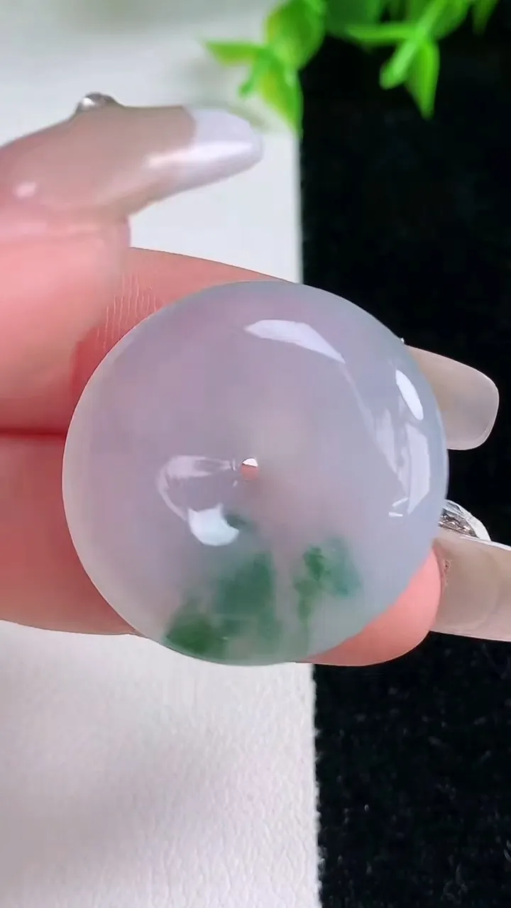 天然A货翡翠种飘花平安扣吊坠，尺寸26.6-5.8，重量:9.02g
1月23日