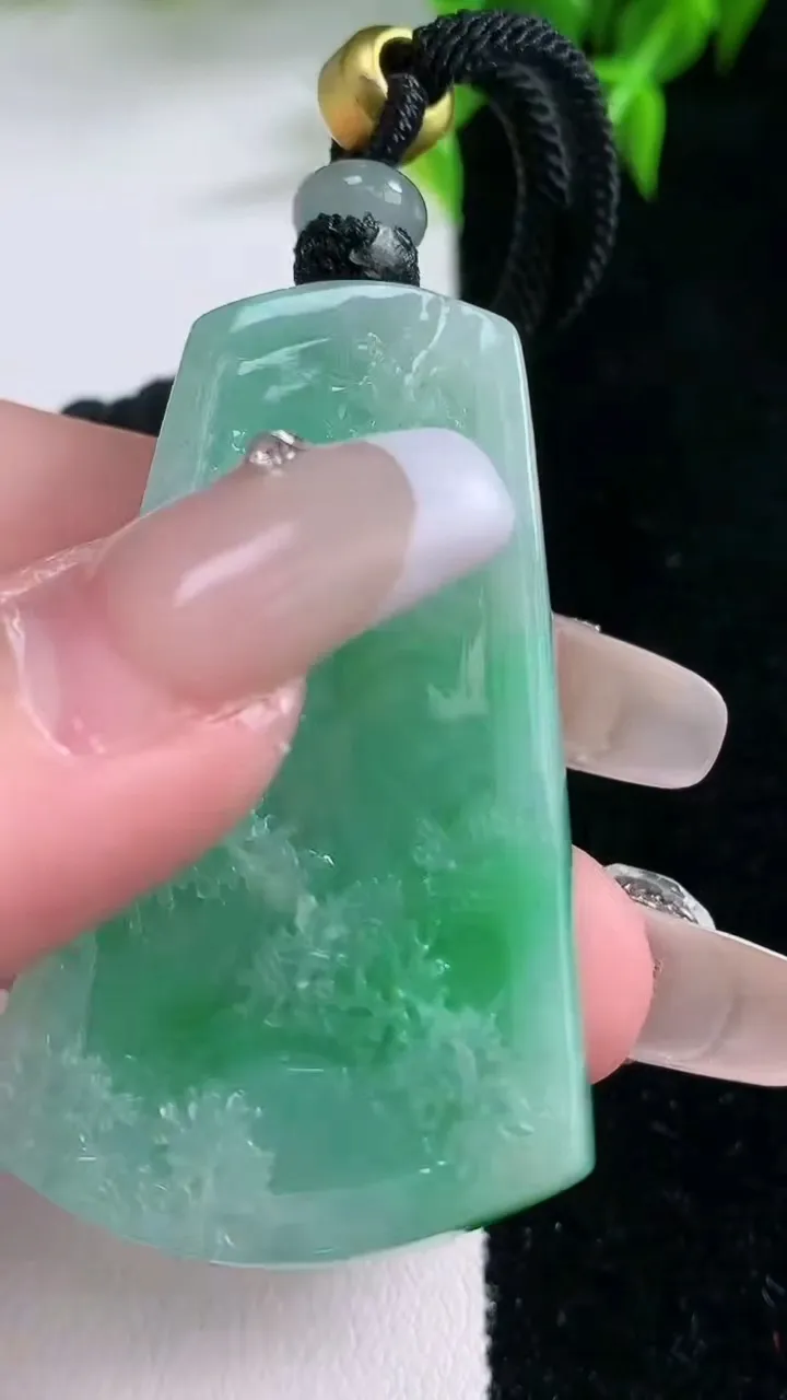 天然A货翡翠山水牌吊坠，尺寸47.4-28-6.8，重量:24.26g
1月23日