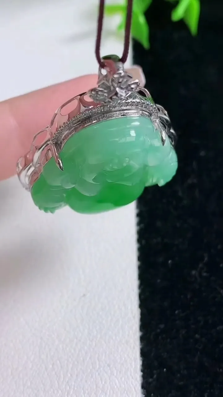 天然A货翡翠佛公吊坠，尺寸36.5-29-9.8，裸石25.5-26.5重量:10.00g
1月23日