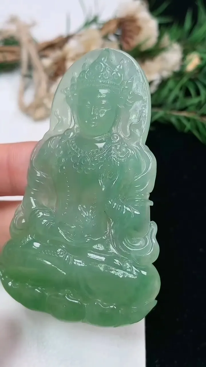 天然A货翡翠度母吊坠，尺寸65.2-40.2-5.9，重量:25.43g
1月23日