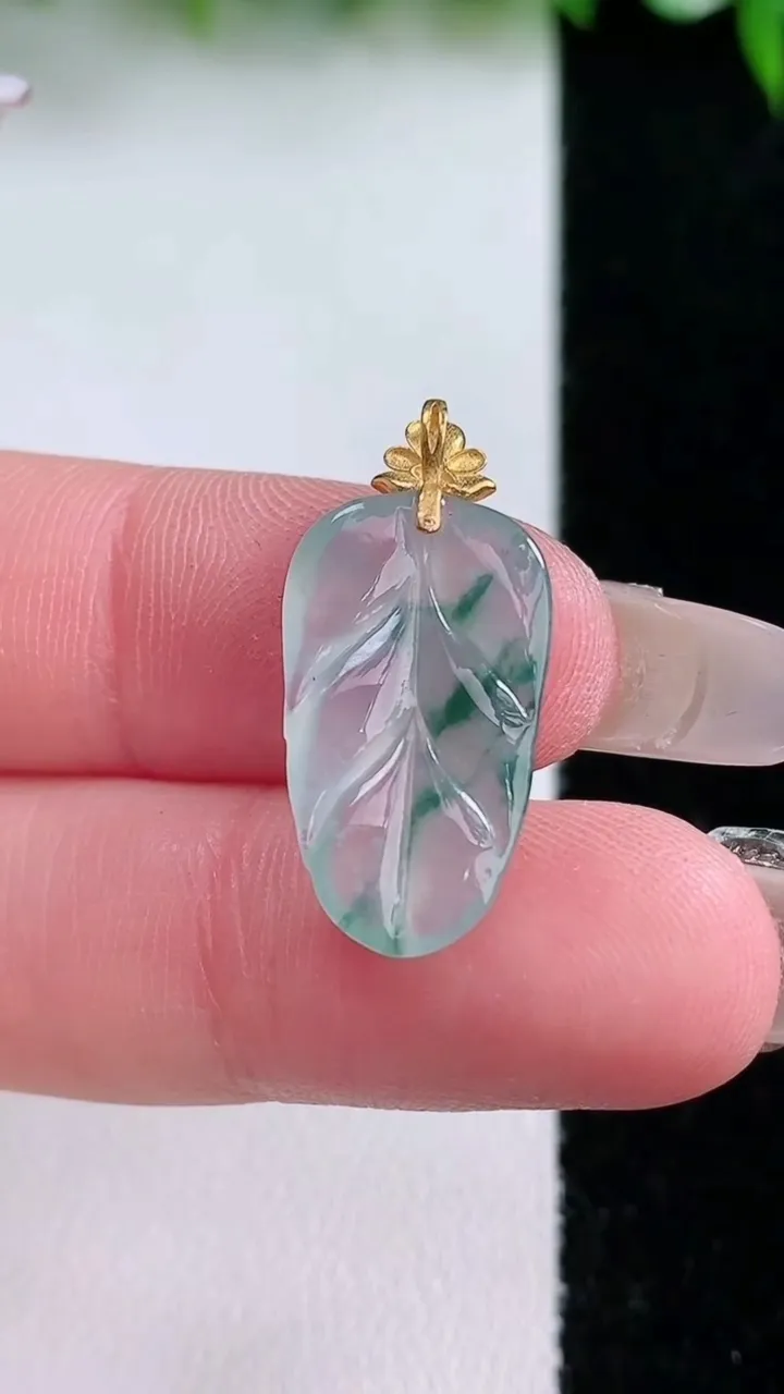 天然A货翡翠种飘花金枝玉叶 叶子吊坠，尺寸19.5-11.5-3.2，重量:1.53g
1月23日