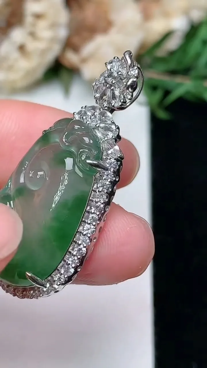 天然A货翡翠如意吊坠，尺寸36.7-17-8，裸石24-14.5，重量:5.39g
1月23日