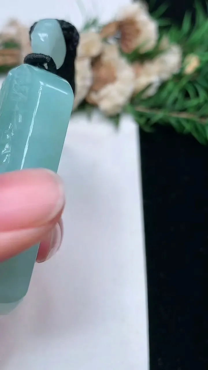 天然A货翡翠生肖马牌吊坠，尺寸51.9-37.6-11.5，重量:55.24g
1月23日