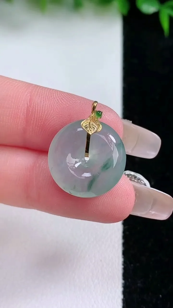 天然A货翡翠种飘花平安扣吊坠，尺寸17-5.6，重量:3.34g
1月23日