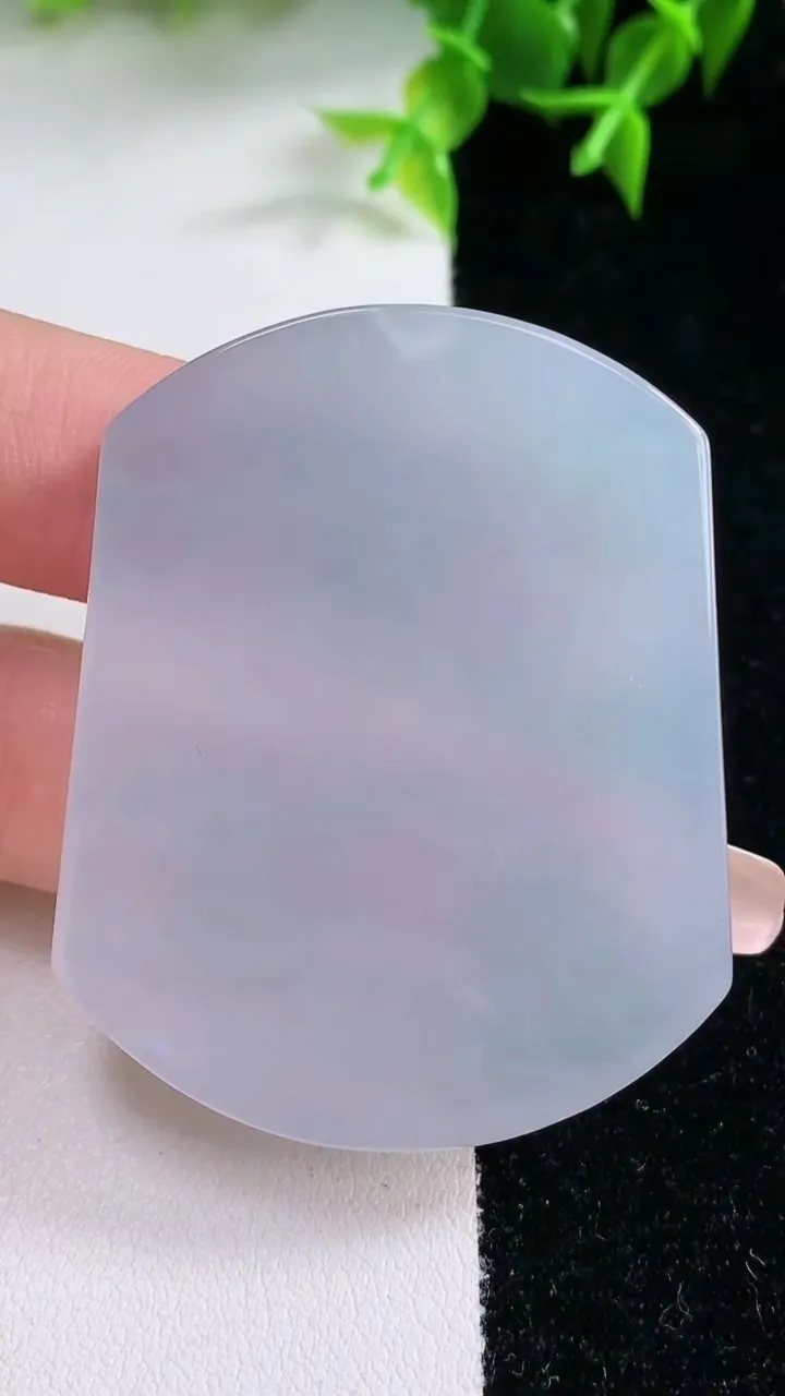 天然A货翡翠紫罗兰无事牌镶嵌件，尺寸49.5-40-5.8，重量:33.53g
1月23日