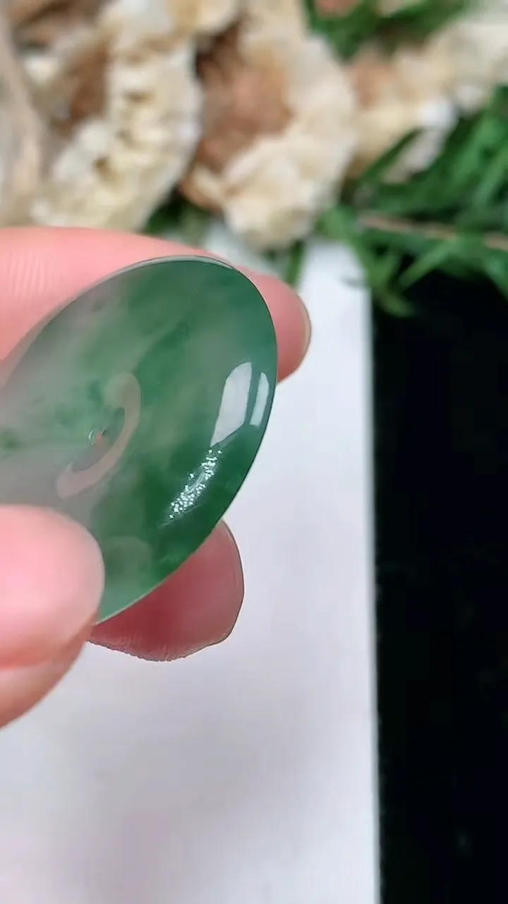 天然A货翡翠平安扣吊坠，尺寸27.2-4.9，重量:7.45g
1月23日