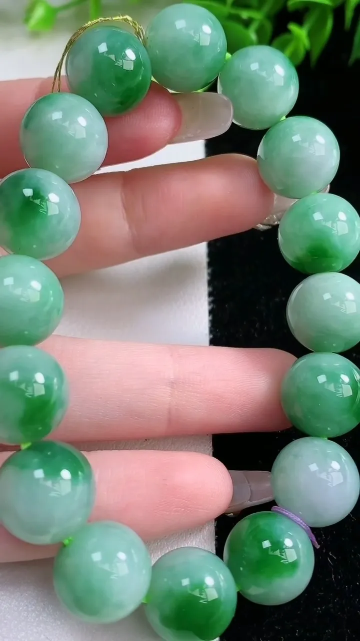 天然A货翡翠圆珠手串，尺寸12.5-16颗，重量:54.98g1月23日
工厂直销收藏佳品,种好水足，色泽均匀，有种有色，上手高大气！