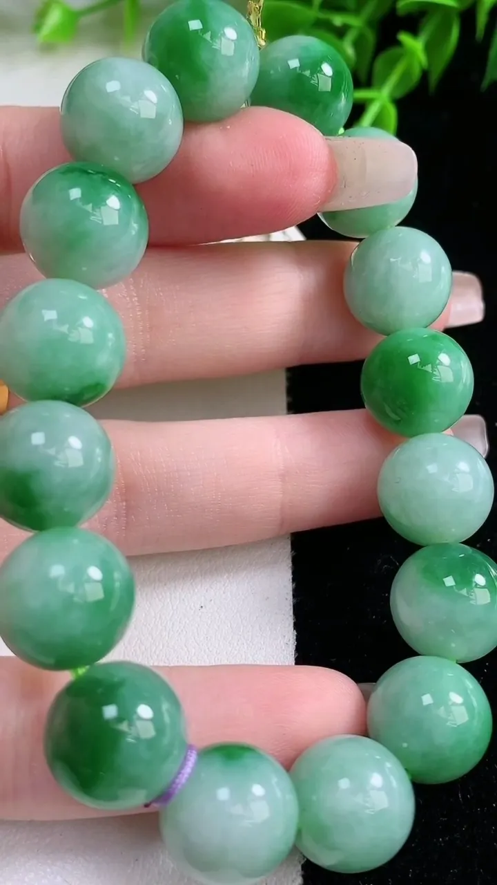 天然A货翡翠圆珠手串，尺寸12.5-16颗，重量:54.98g1月23日
工厂直销收藏佳品,种好水足，色泽均匀，有种有色，上手高大气！
