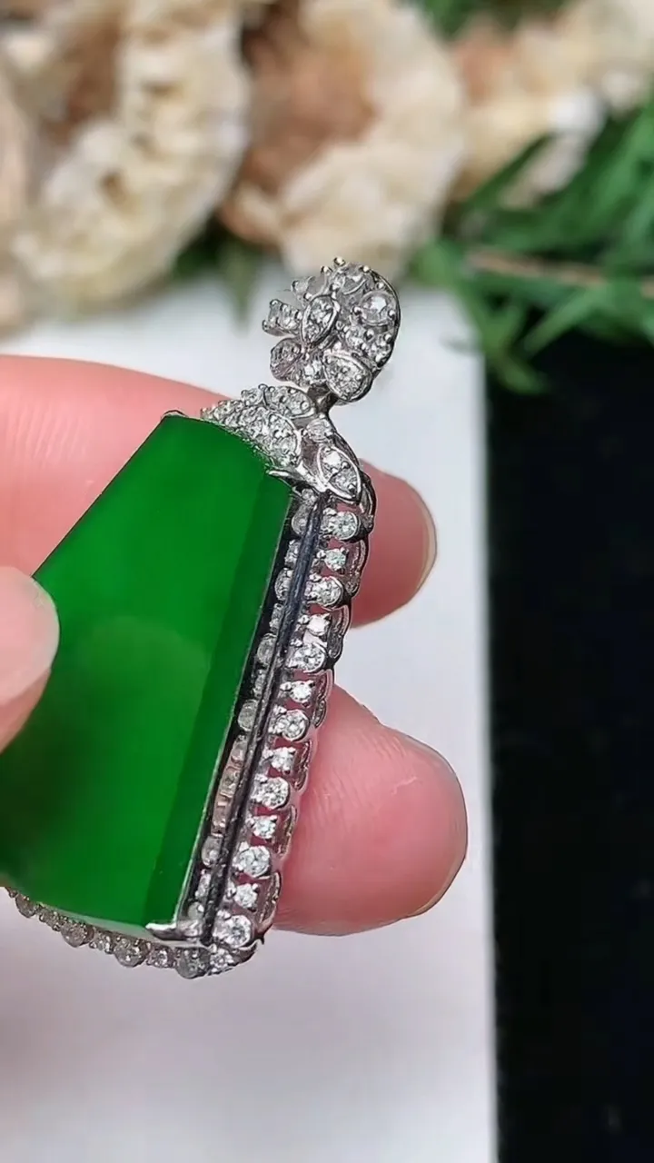 天然A货翡翠无事牌吊坠，尺寸34.4-22-7.9，裸石23-17.8，重量:5.12g
1月23日