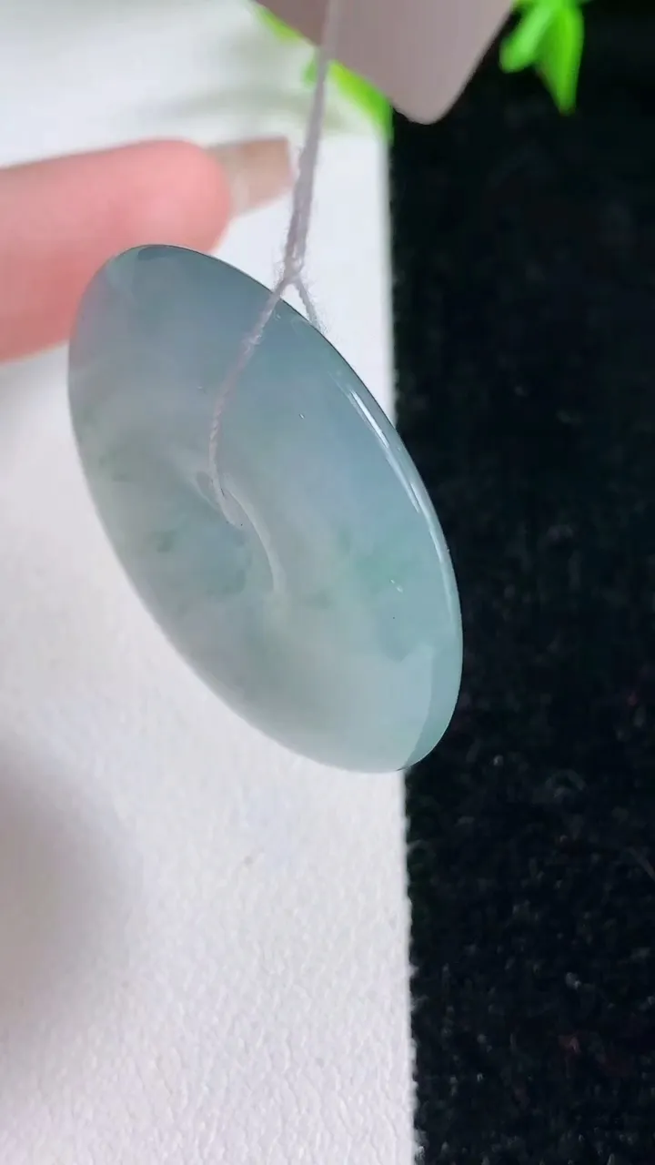 天然A货翡翠冰种飘花平安扣吊坠，尺寸33.4-6.8，重量:16.07g
1月23日