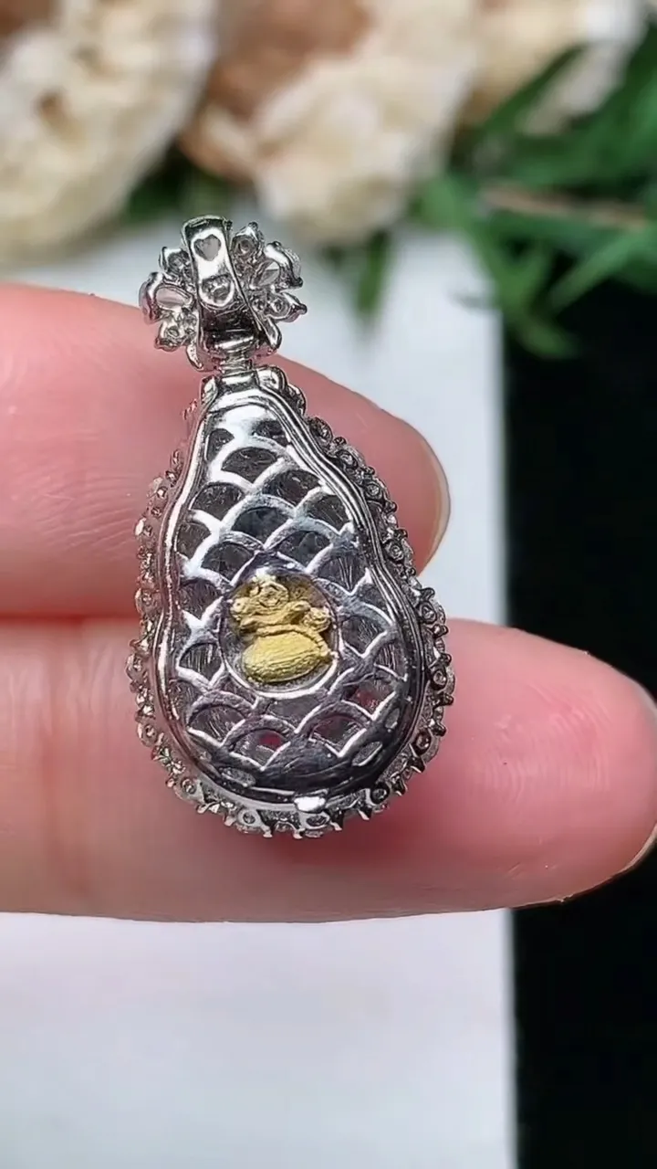 天然A货翡翠葫芦吊坠，尺寸24.5-12.2-9，裸石12.3-8，重量:3.07g
1月23日