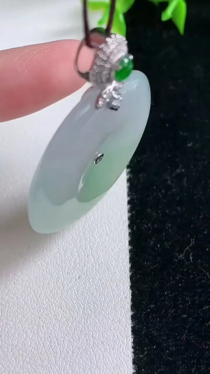 天然A货翡翠平安扣吊坠，尺寸36-5.8，重量:17.81g
1月23日