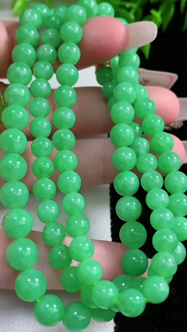 天然A货翡翠圆珠项链，尺寸7.4-94颗，重量:44.61g1月23日
工厂直销收藏佳品,种好水足，色泽均匀，有种有色，上手高大气！
