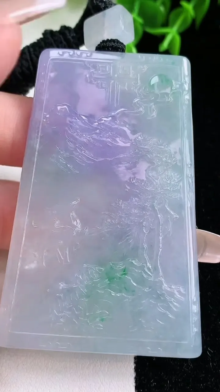 天然A货翡翠春带彩紫罗兰山水牌吊坠，尺寸64.2-39.3-5.2，重量:46.21g
1月23日